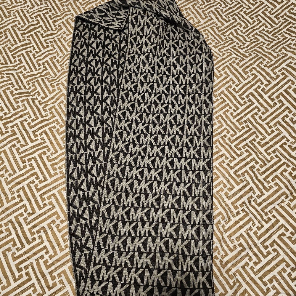 Michael Kors Signature Infinity Scarf Black/Gray